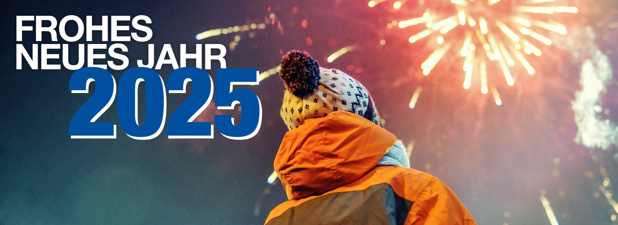 Person im orangefarbenen Mantel schaut sich das Feuerwerk an, mit dem Text „Frohes Neues Jahr 2025“ auf der linken Seite.