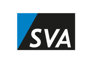 Ein rechteckiges Logo mit einem blauen Dreieck auf der linken Seite und einem schwarzen Hintergrund auf der rechten Seite, darauf der weiße Text „SVA“ in großen, fetten Laufen-Buchstaben.