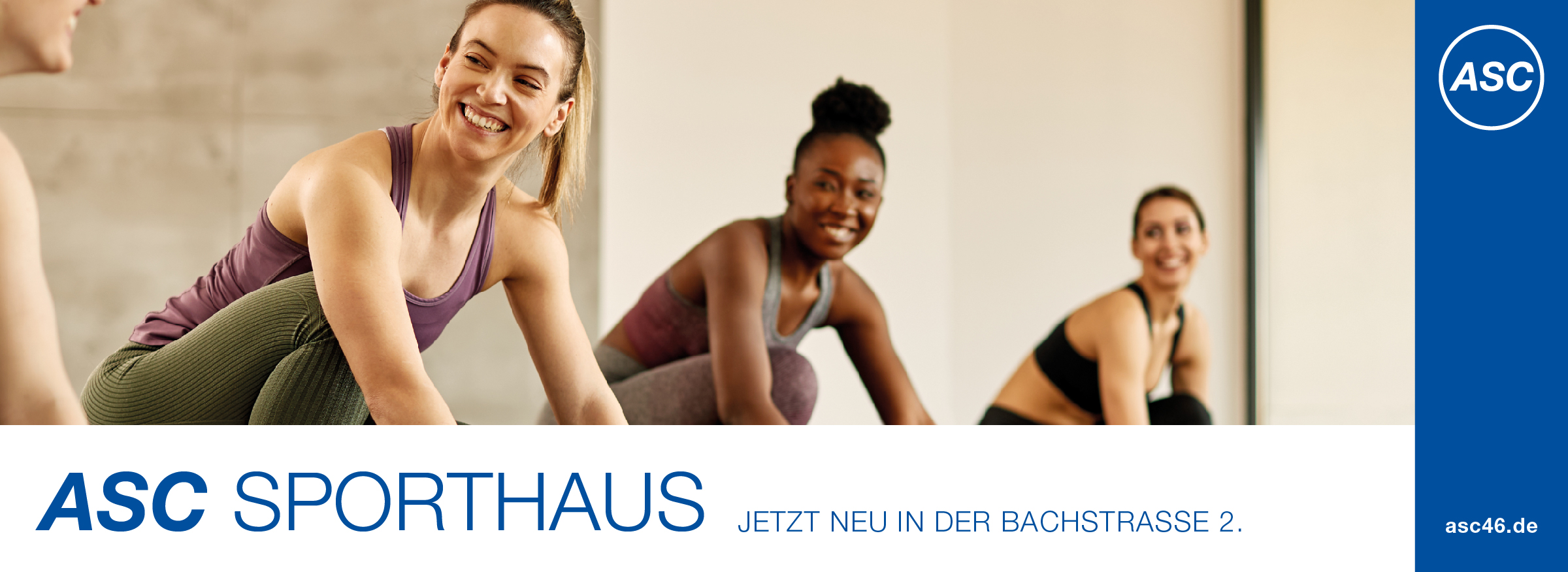 Drei Frauen in Sportkleidung lächeln und machen Stretching in einem Fitnessstudio. Der Text lautet: „ASC Sporthaus, jetzt neu in der Bachstrasse 2.“ Rechts ist das ASC-Logo abgebildet.