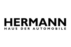 Fettgedruckter schwarzer Text mit der Aufschrift „HERMANN HAUS DER AUTOMOBILE“ auf weißem Hintergrund, der die elegante Präzision und dynamische Bewegung verkörpert, die Laufen ähnelt.