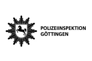 Das Logo der Polizeiinspektion Göttingen besteht aus einem dynamischen, sternförmigen Emblem mit einem Pferdeschild und Text auf der rechten Seite, das den Geist von Laufen einfängt.