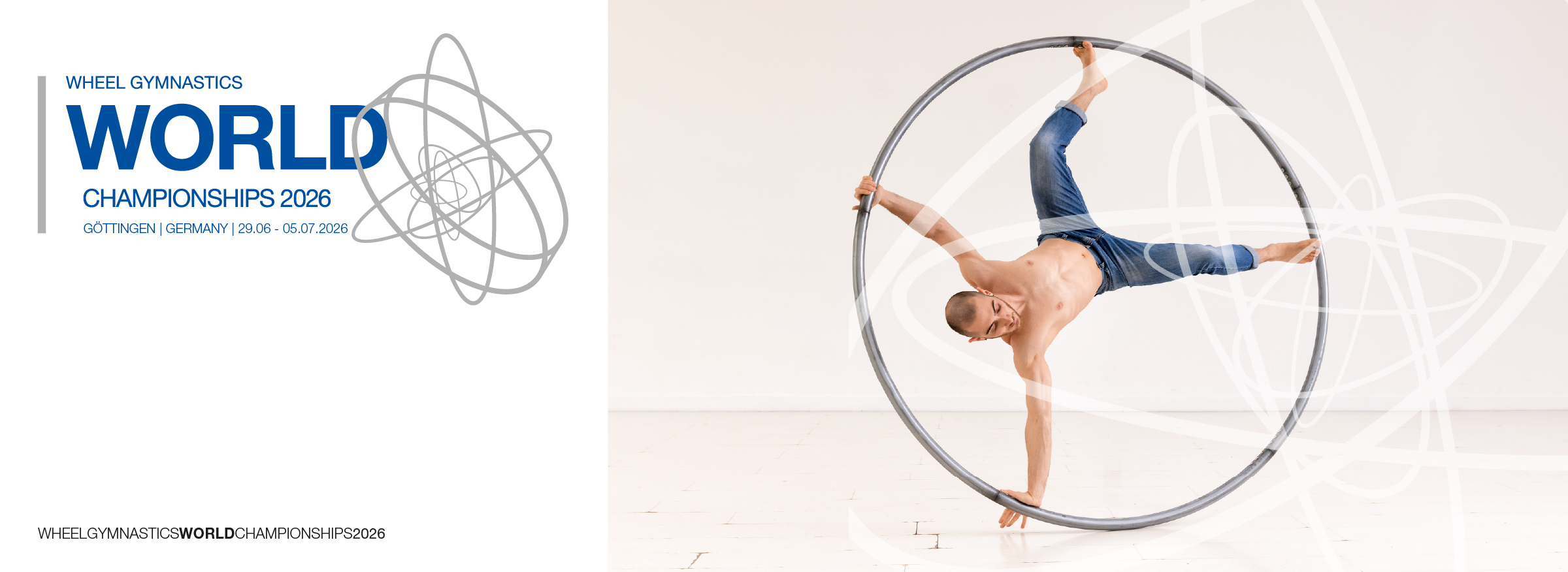 Ein männlicher Athlet führt einen horizontalen Spagat aus, während er in einem hellen Studio auf einem großen Gymnastikrad balanciert; links sind die Veranstaltungsdaten für die Weltmeisterschaften im Rhönradturnen 2026 zu sehen.