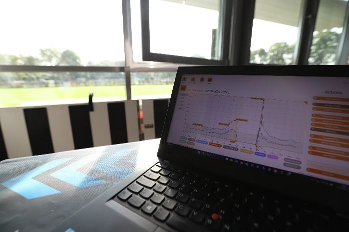 Blog - Runner1 Auf dem Bildschirm eines Laptops wird ein Diagramm angezeigt. Der Laptop steht auf einem Tisch in der Nähe eines Fensters mit Blick auf eine Wiese im Freien.