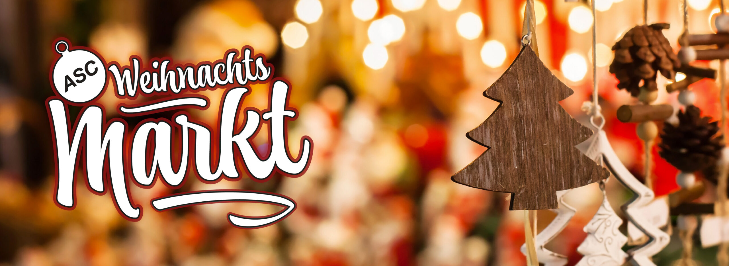 Baumschmuck aus Holz mit verschwommenen Lichtern und Dekorationen im Hintergrund. Der Text auf der linken Seite lautet 