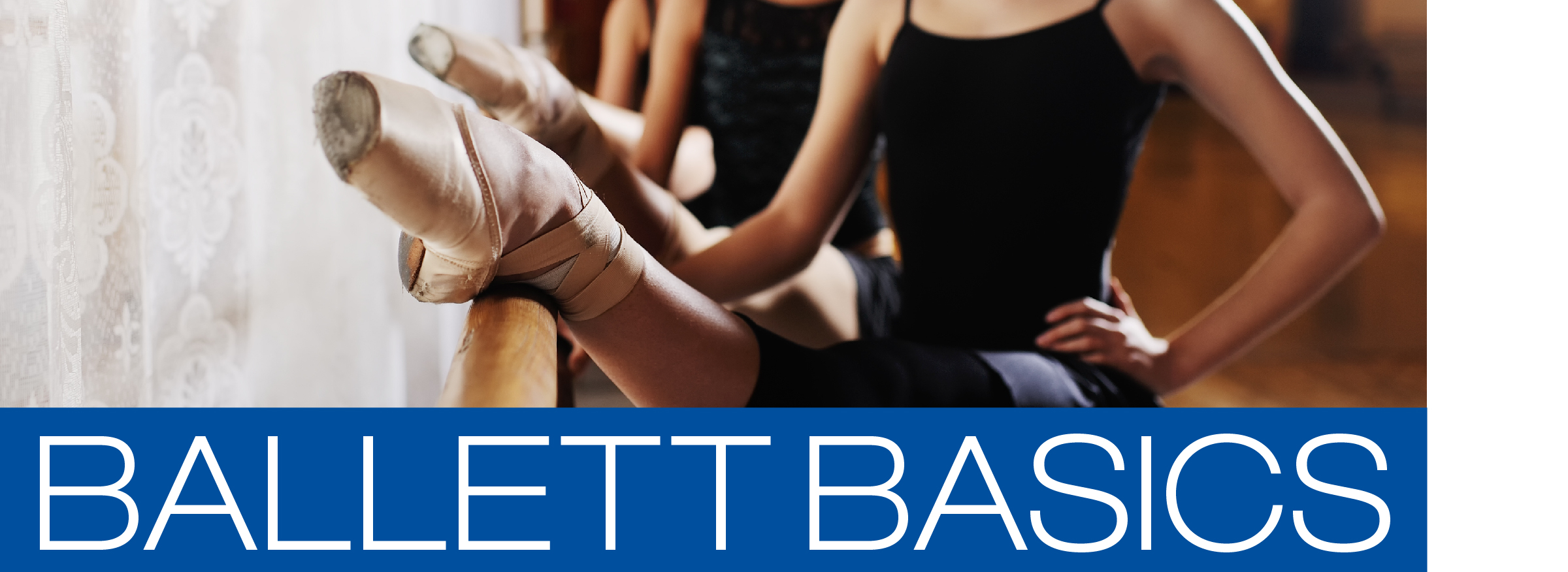 Zwei Balletttänzerinnen in schwarzen Trikots dehnen sich an einer Stange. Eine hat ihr Bein in Spitzenschuhen angehoben. Großer Text 