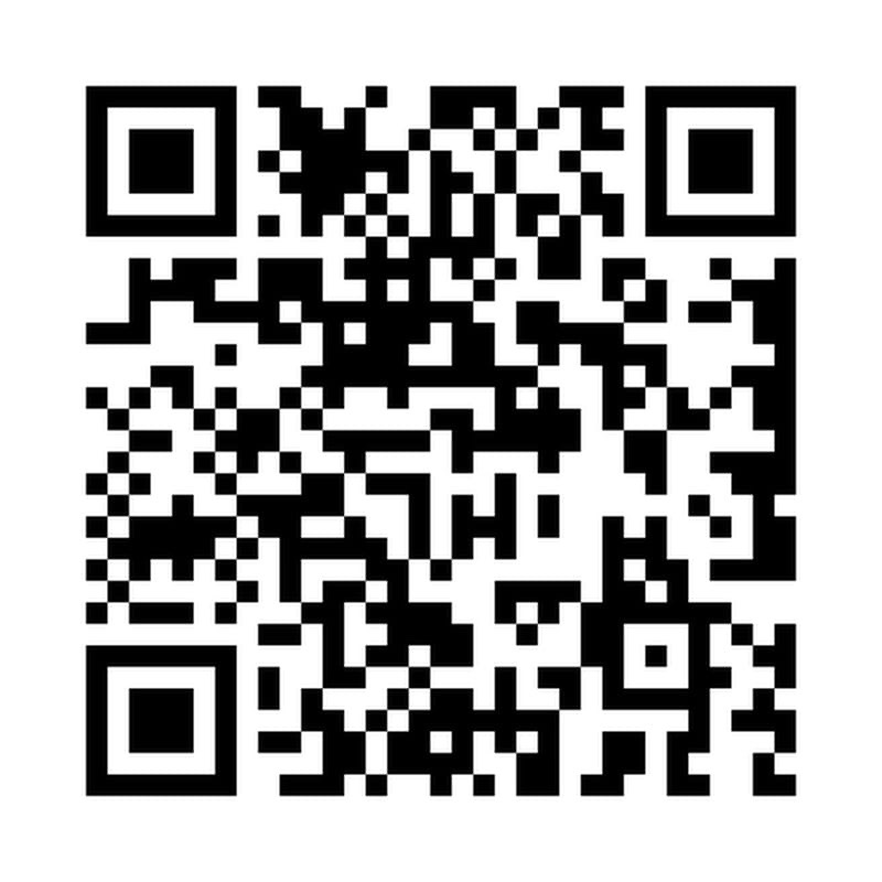 Ein schwarz-weißer QR-Code wird auf weißem Hintergrund angezeigt, wobei ein Paar Füße am unteren Rand des Bildes dezent sichtbar ist.