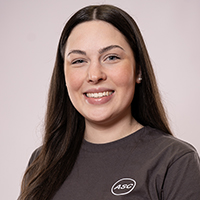 Frau mit langen dunklen Haaren, die ein dunkles 