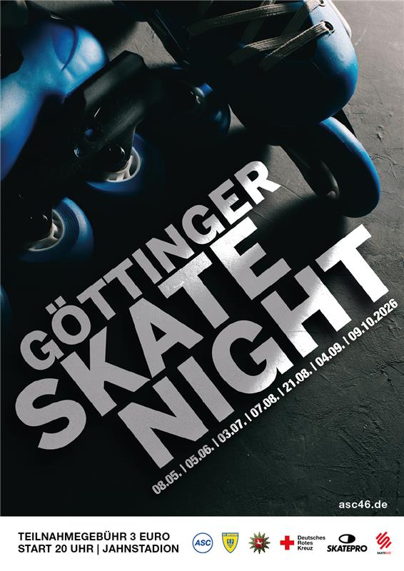 Plakat für die Göttinger Skate Night mit einer Nahaufnahme von blauen Inline-Skates in Bewegung, die Skaten und Laufen miteinander verbinden. Die Veranstaltungstermine sind diagonal aufgelistet, mit Veranstaltungsdetails und Logos am unteren Rand.